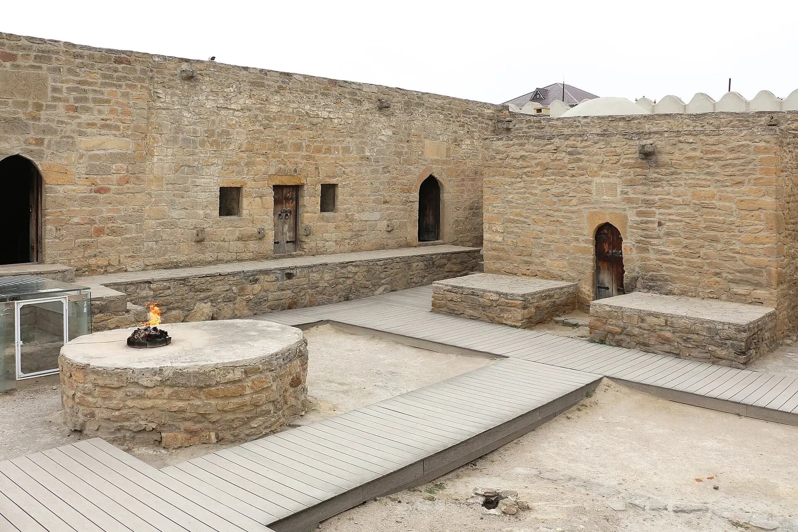 Ateşgah Ateş Tapınağı'nın avlusunda yanan doğal gaz alevi