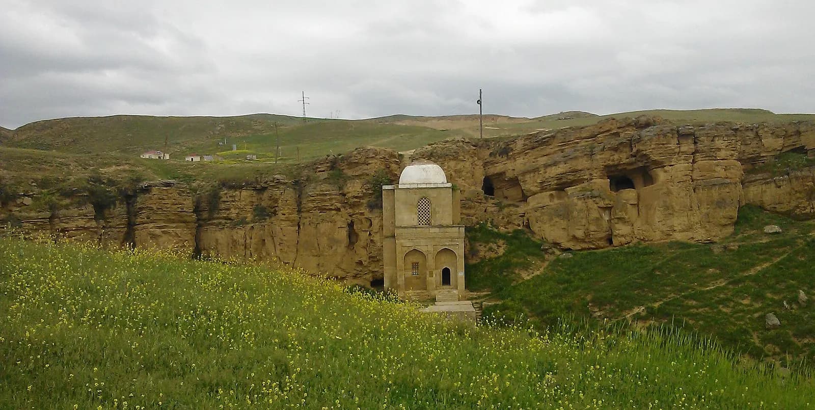Maraza'da kayalık yamaca yaslanan Diri Baba Türbesi