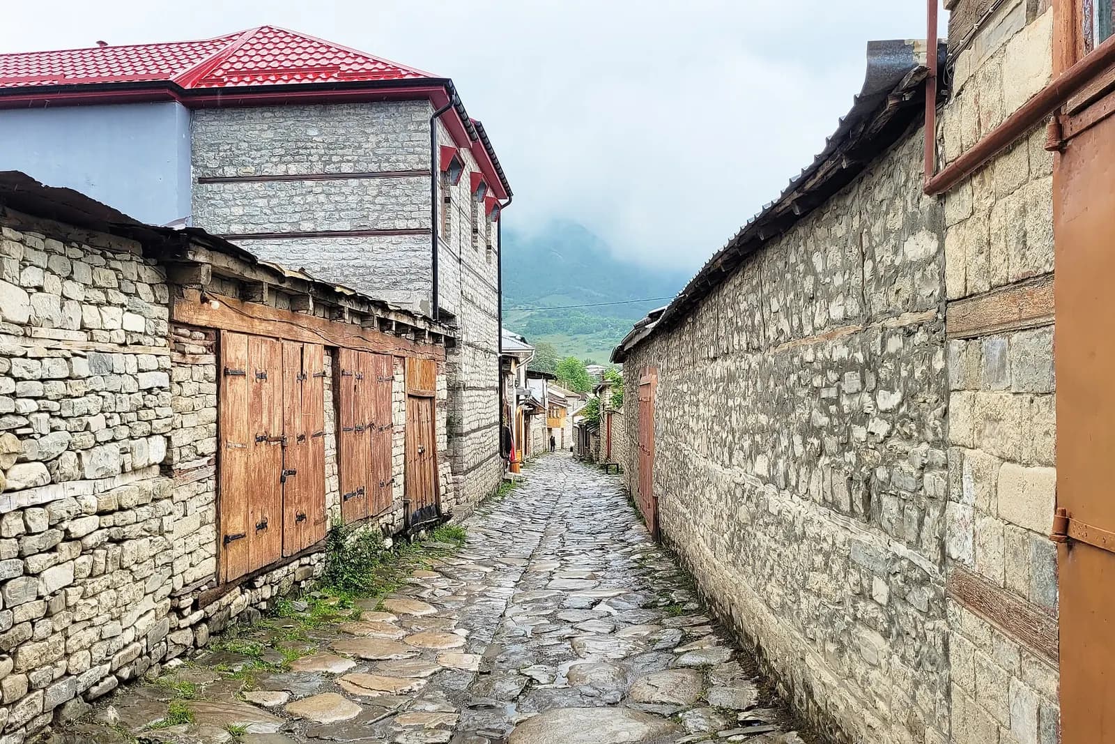 Lahıc'ta taş döşeli sokak ve taş evler