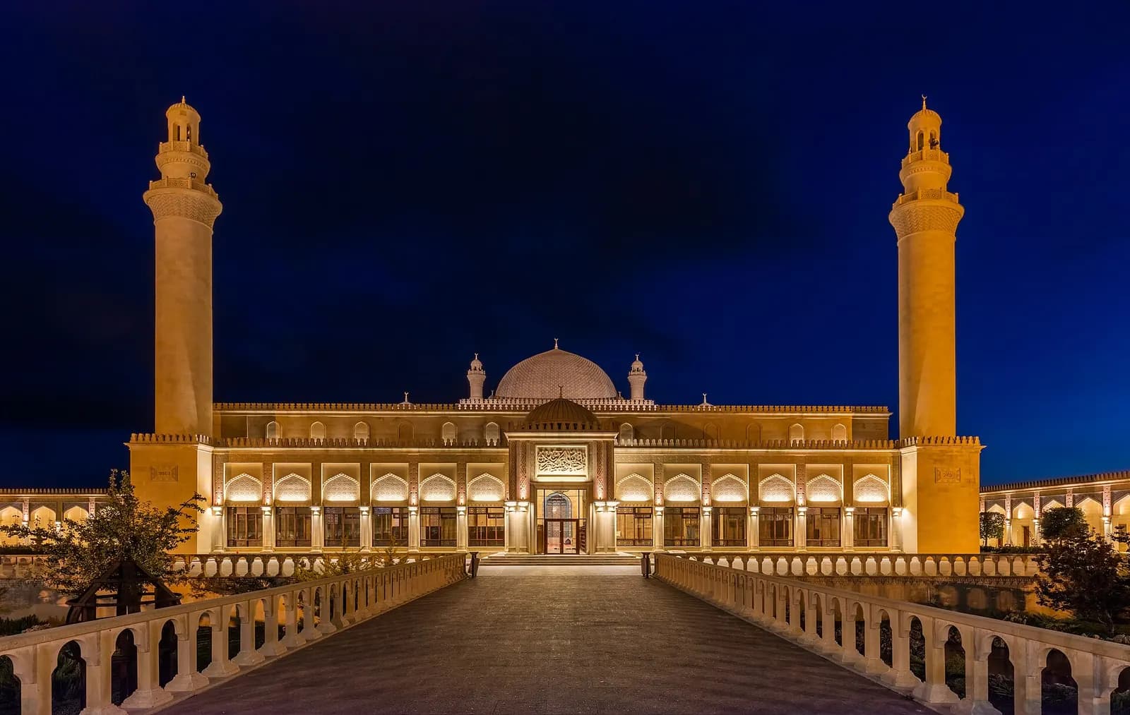 Şamahı Cuma Camii, akşam ışığında iki minaresiyle