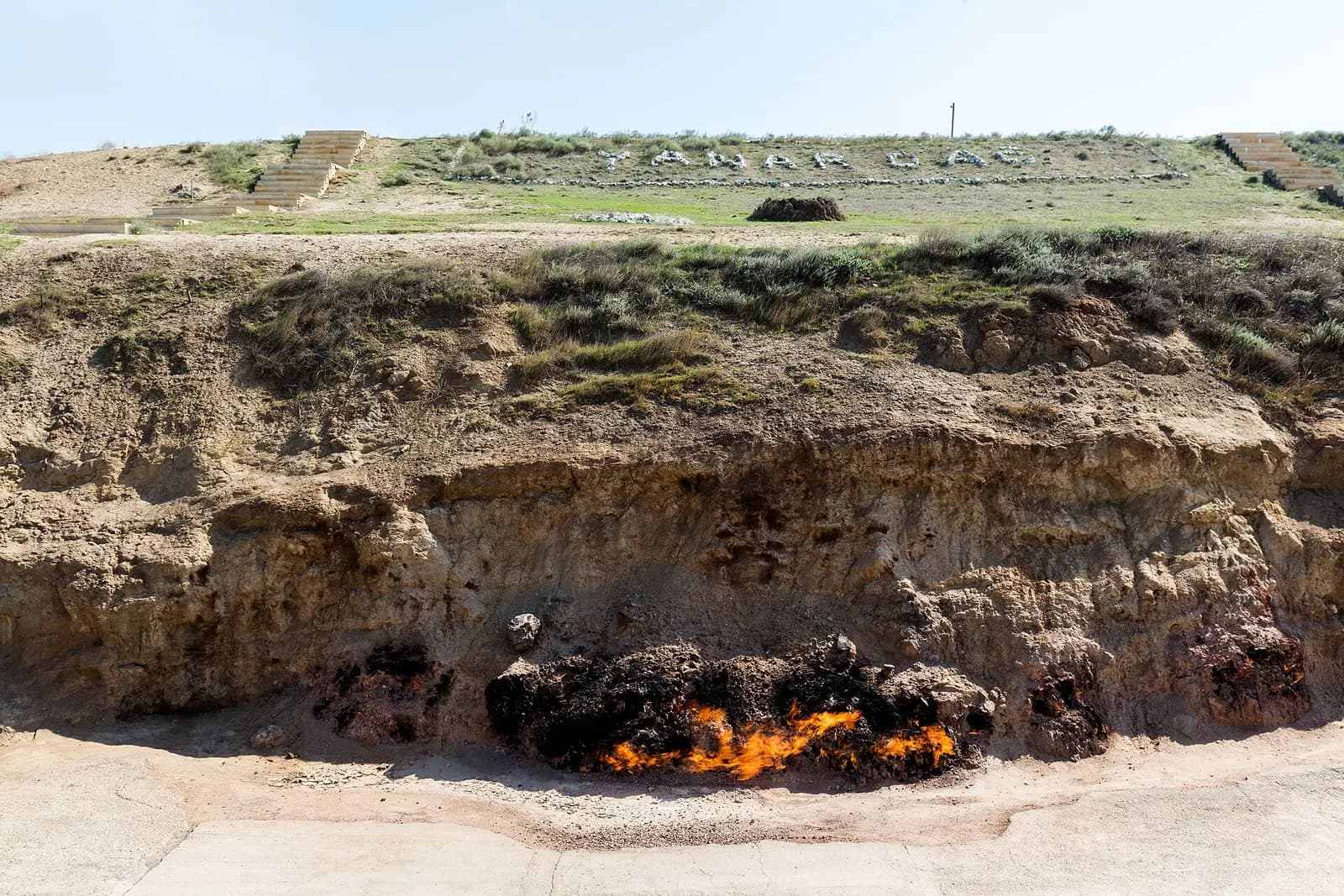 Yanardağ'da yamaçtan çıkan doğal gaz alevi