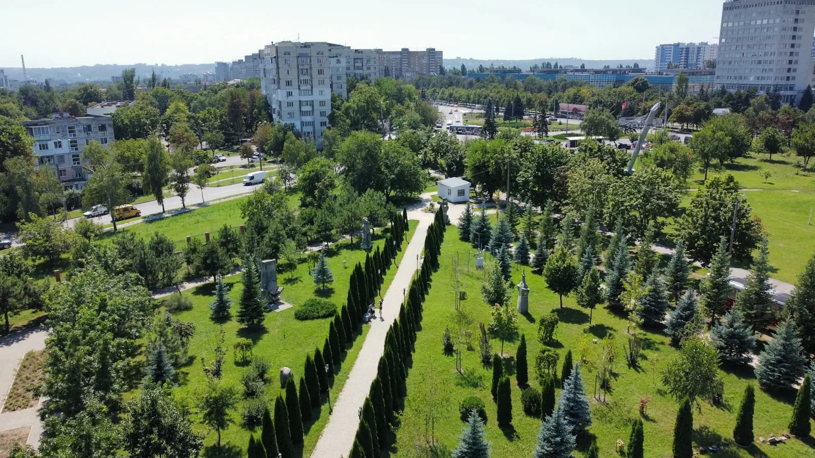 Kişinev'de ağaçlı yürüyüş yolları olan bir park