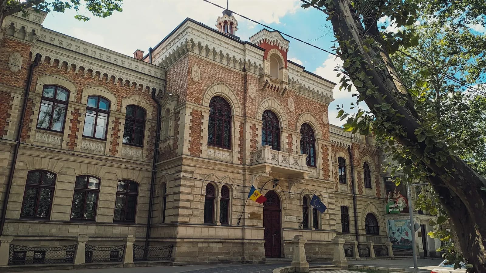 Kişinev'de tuğla ve taş işlemeli tarihi bir bina