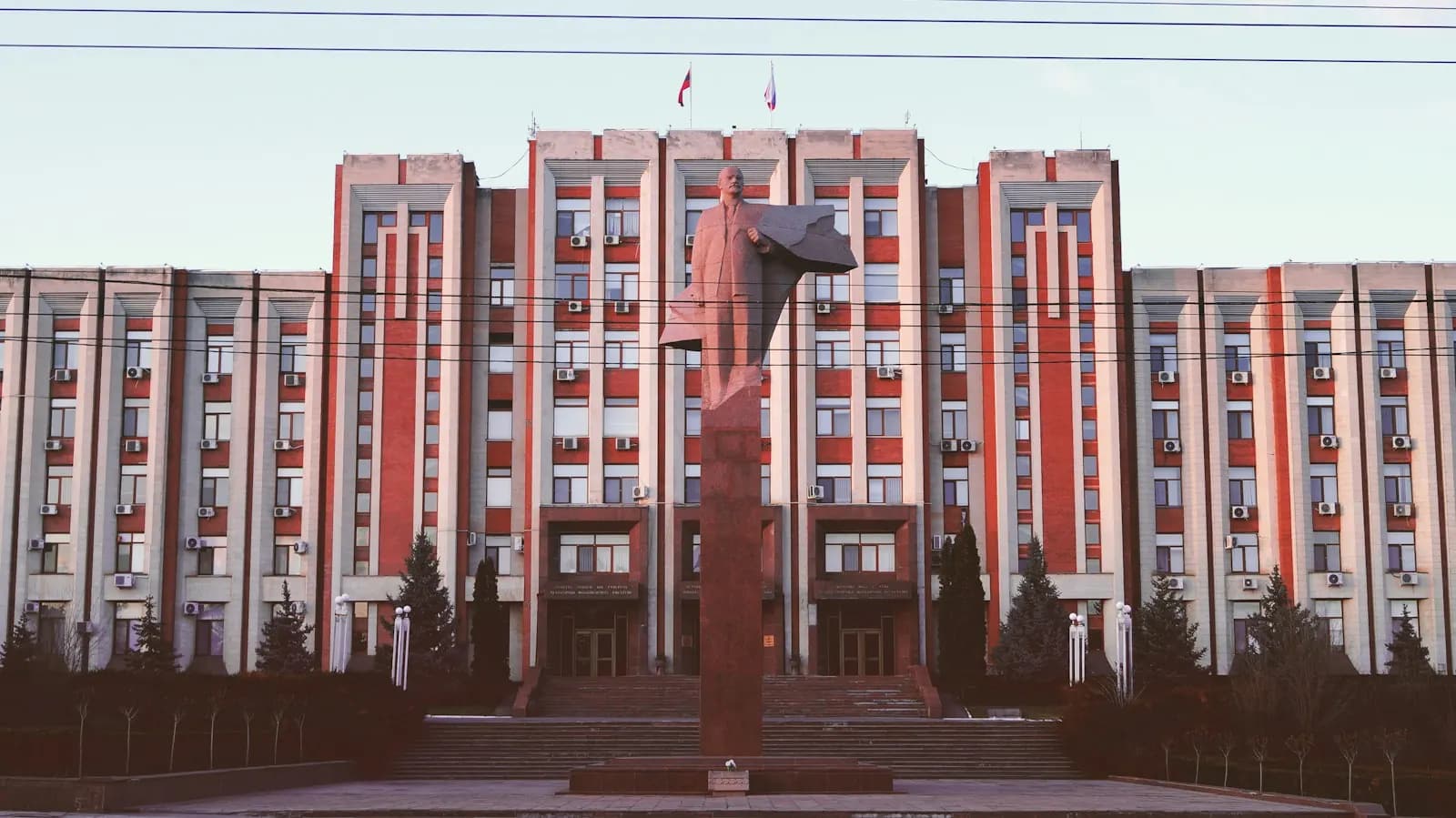 Tiraspol'da Sovyet dönemi mimarisiyle bir resmî bina