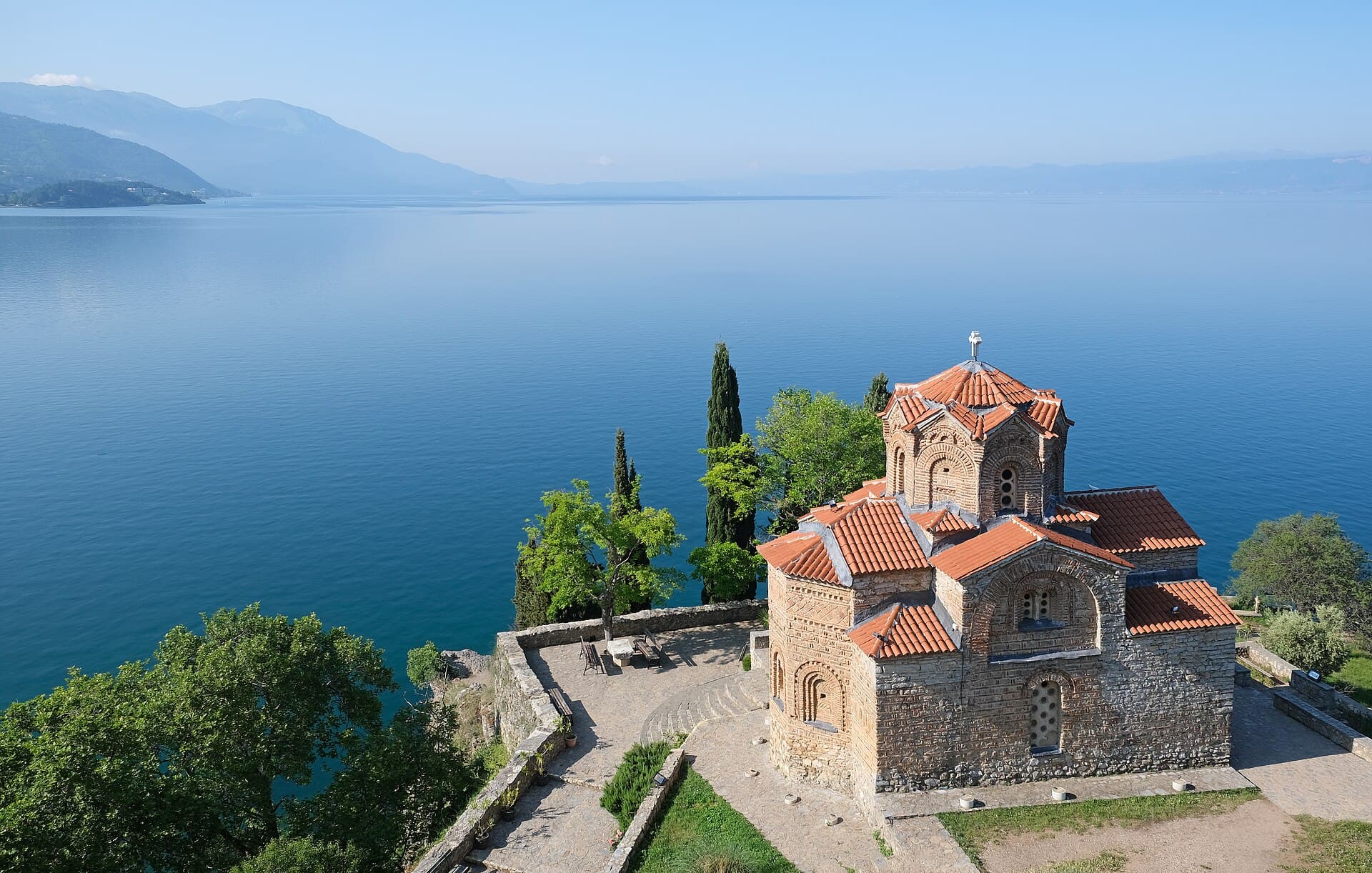Ohrid Gölü kıyısındaki tarihî kilise